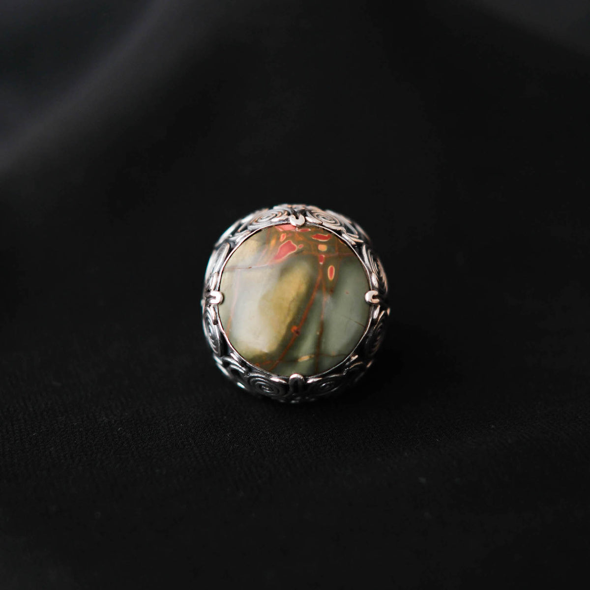 Anillo artesanal hecho a mano con plata de ley, gran cabujón de jaspe imperial y diseño de la comunidad uigur de Kashgar,  importante centro en la ruta de la seda. Tamaño 17 Piedra  25 mm x 25 mm XL ring with imperial jasper. Lula Máiz