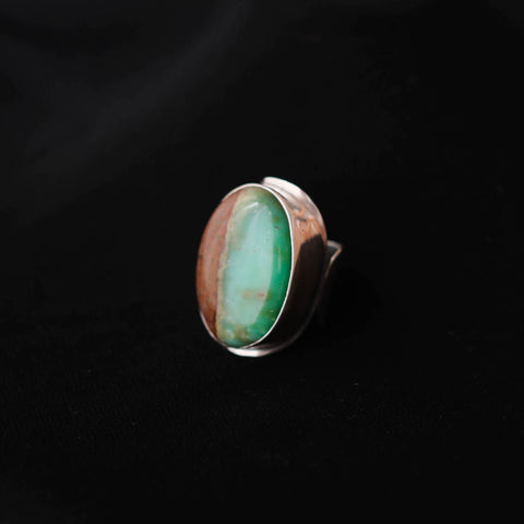 Anillo artesanal hecho a mano con plata de ley y gran cabujón de jaspe bicolor. Tamaño 18 ajustable Peso 24 g. Jasper rings. Handcrafted silver rings. Lula Máiz