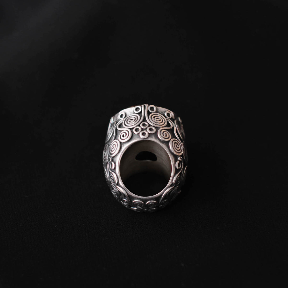 Anillo artesanal hecho a mano con plata de ley, gran cabujón de jaspe imperial y diseño de la comunidad uigur de Kashgar,  importante centro en la ruta de la seda. Tamaño 17 Piedra  25 mm x 25 mm XL ring with imperial jasper. Lula Máiz