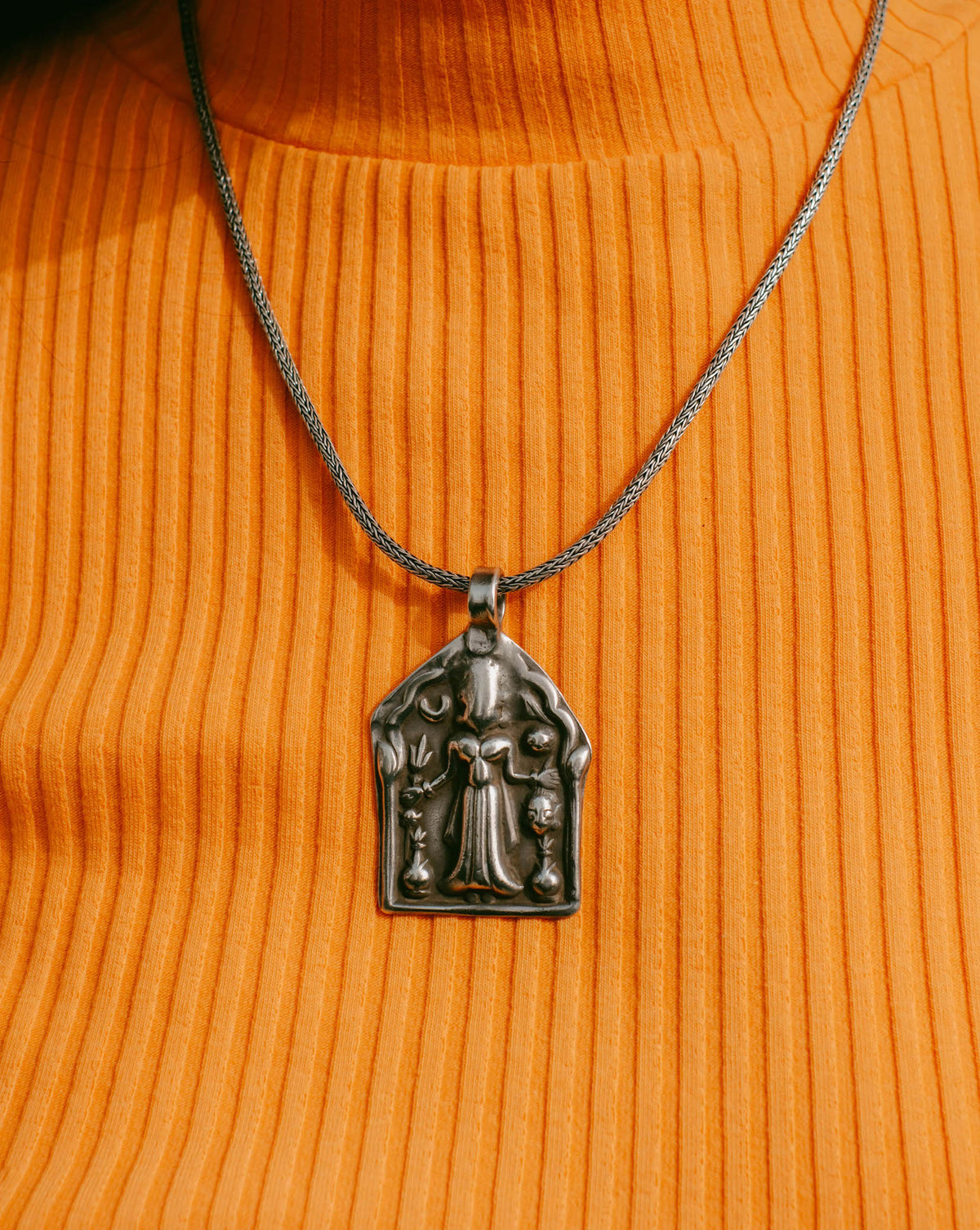 Antiguo amuleto del Rajasthan ( India)&nbsp; hecho a mano en plata con la diosa hindú Laxmi, que simboliza la abundancia, felicidad y salud. La cadena es contemporánea, también de plata. Colgante 5'5 x 3 cm / Cadena 49 cm. Peso colganate&nbsp; 14 g./&nbsp; Peso cadena17 g. &nbsp; Joyeria etnica. Piezas unicas .Lula Máiz