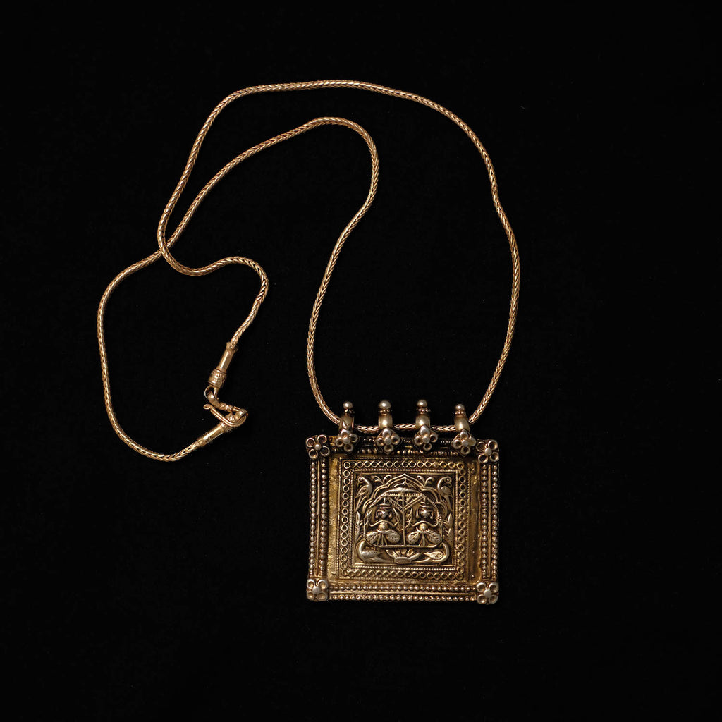 Antiguo amuleto con dioses hindúes, hecho artesanalmente con plata y baño de oro mateado. La cadena es contemporánea, también de plata dorada. Colgante 5 cm x 5 cm.  Cadena 55 cm.  Peso 36 g. Old silver amulet. Old amulet from India. Lula Máiz
