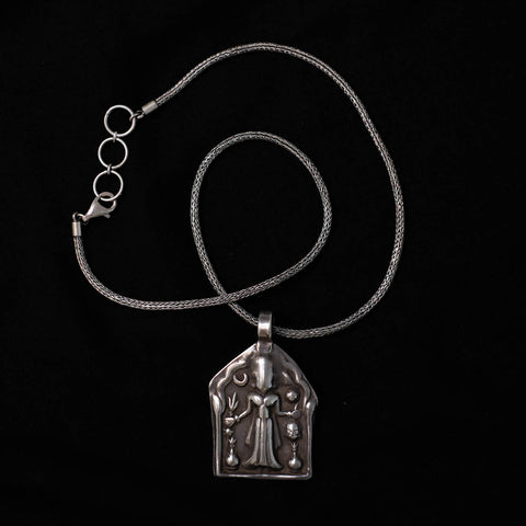 Antiguo amuleto del Rajasthan ( India)&nbsp; hecho a mano en plata con la diosa hindú Laxmi, que simboliza la abundancia, felicidad y salud. La cadena es contemporánea, también de plata. Colgante 5'5 x 3 cm / Cadena 49 cm. Peso colganate&nbsp; 14 g./&nbsp; Peso cadena17 g. &nbsp; Joyeria etnica. Piezas unicas .Lula Máiz