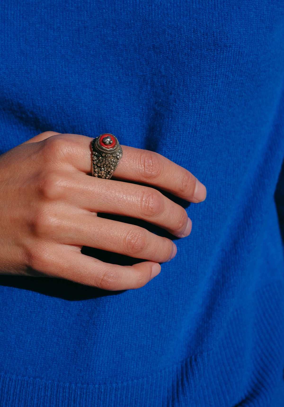 Antiguo anillo de Yemen hecho a mano con plata y técnica de granulado por los orfebres judíos yemenitas antes de su huida a Israel en 1.949 . Se conserva en muy buen estado y tiene una excelente patina. Tamaño 17 Peso 12 g. Anillos de plata antiguos . Anillos yemenitas. Lula Máiz