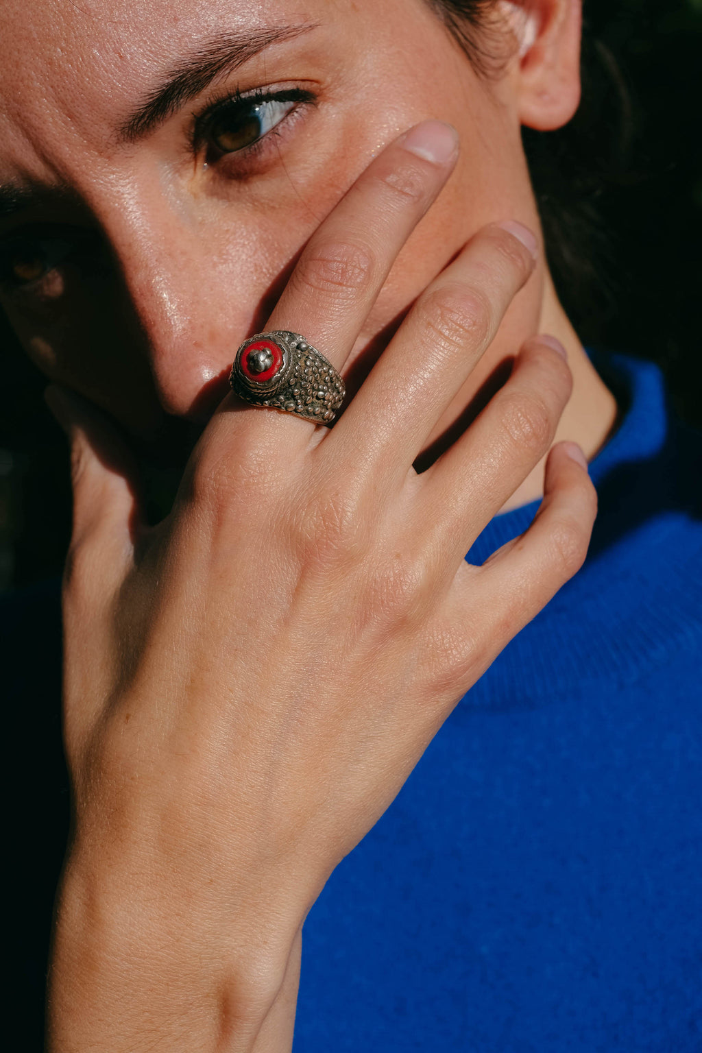 Antiguo anillo de Yemen hecho a mano con plata y técnica de granulado por los orfebres judíos yemenitas antes de su huida a Israel en 1.949 . Se conserva en muy buen estado y tiene una excelente patina. Tamaño 17 Peso 12 g. Anillos de plata antiguos . Anillos yemenitas. Lula Máiz