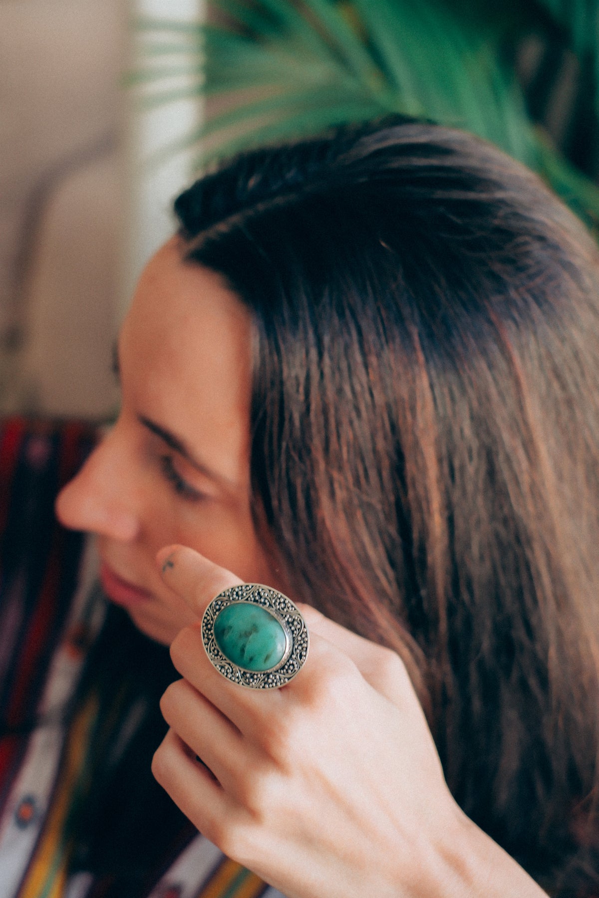 Anillo artesanal hecho a mano con plata de ley, cabujón de crisoprasa y técnica de granulado característica de la isla de Bali. Tamaño 19 Medidas top 4 x 3´3 cm Peso 20 g Hand made silver ring with chrysoprase. Lula Máiz