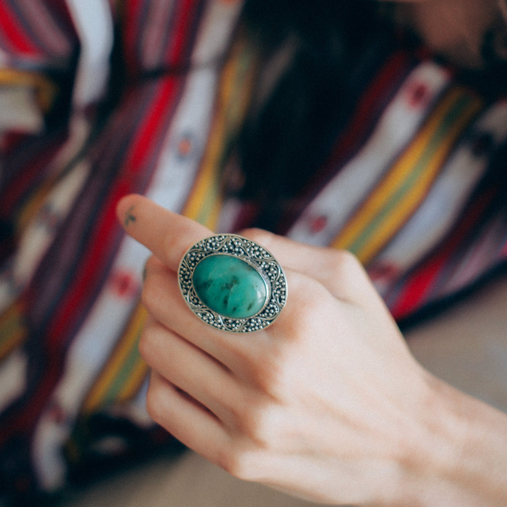 Anillo artesanal hecho a mano con plata de ley, cabujón de crisoprasa y técnica de granulado característica de la isla de Bali. Tamaño 19 Medidas top 4 x 3´3 cm Peso 20 g Hand made silver ring with chrysoprase. Lula Máiz