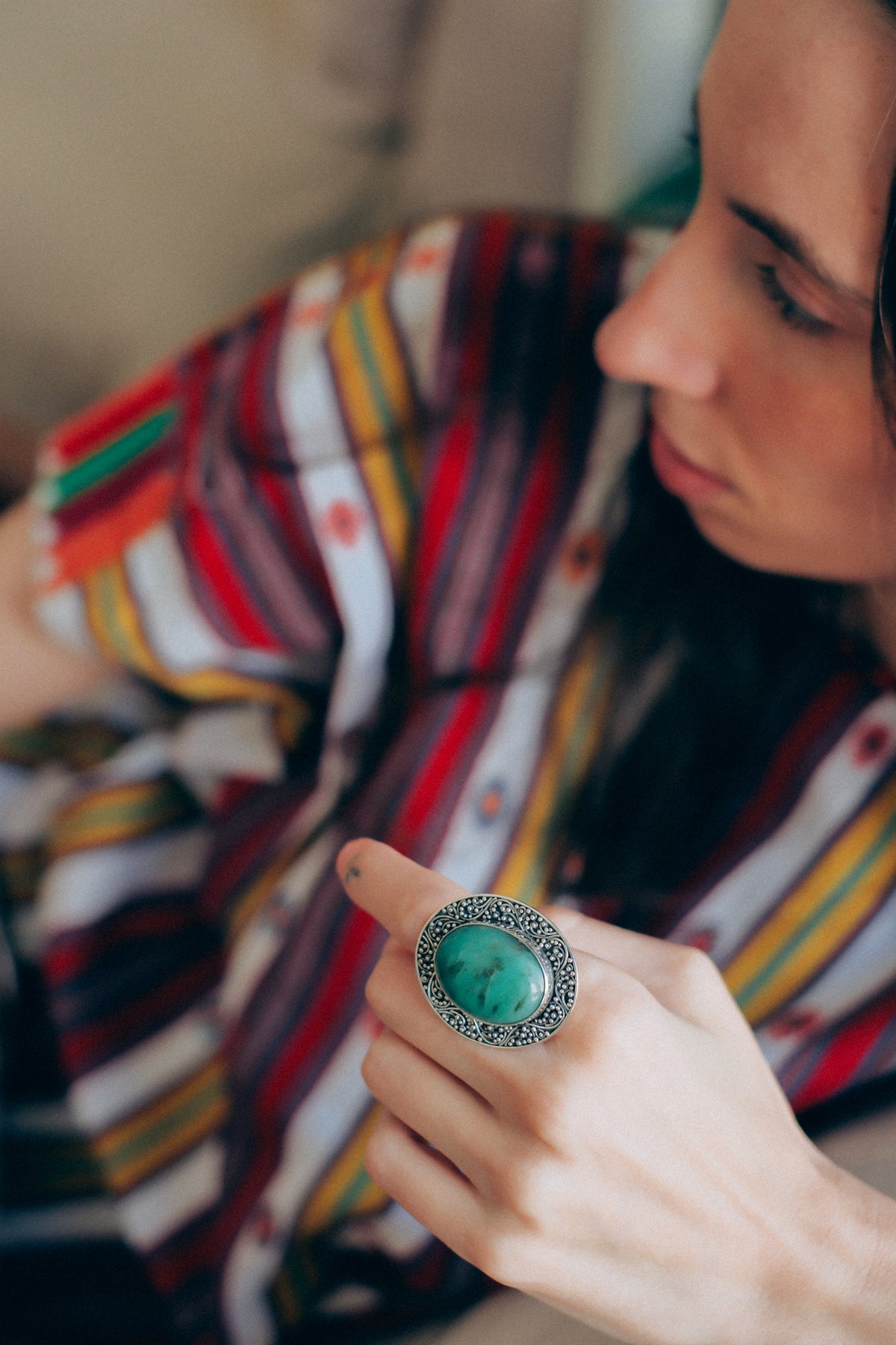 Anillo artesanal hecho a mano con plata de ley, cabujón de crisoprasa y técnica de granulado característica de la isla de Bali. Tamaño 19 Medidas top 4 x 3´3 cm Peso 20 g Hand made silver ring with chrysoprase. Lula Máiz