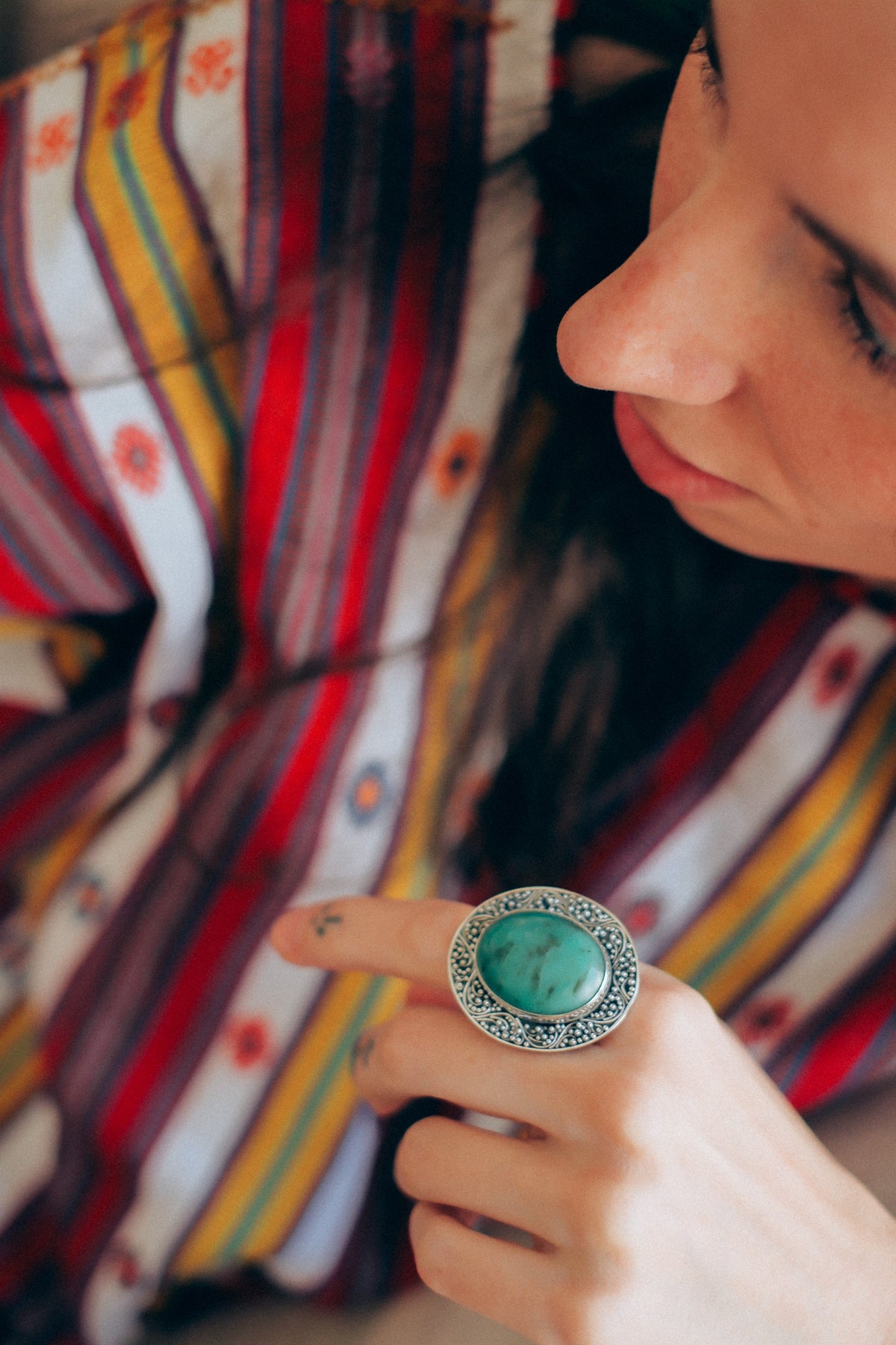 Anillo artesanal hecho a mano con plata de ley, cabujón de crisoprasa y técnica de granulado característica de la isla de Bali. Tamaño 19 Medidas top 4 x 3´3 cm Peso 20 g Hand made silver ring with chrysoprase. Lula Máiz