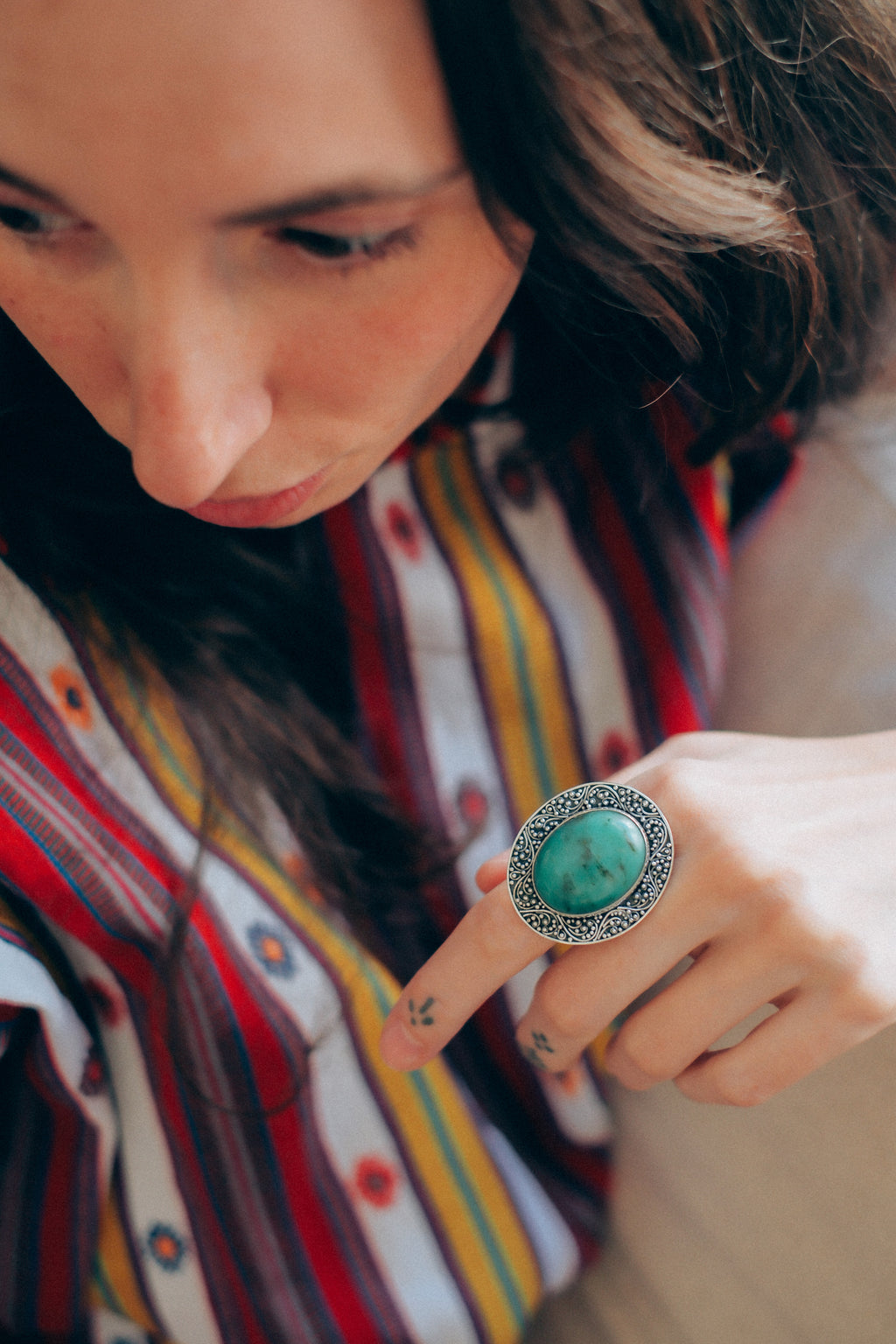 Anillo artesanal hecho a mano con plata de ley, cabujón de crisoprasa y técnica de granulado característica de la isla de Bali. Tamaño 19 Medidas top 4 x 3´3 cm Peso 20 g Hand made silver ring with chrysoprase. Lula Máiz