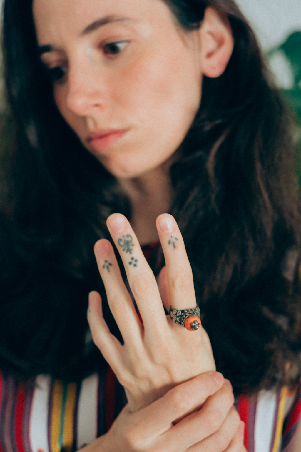 Anillo antiguo, de la primera mitad del siglo XX, realizado artesanalmente por los orfebres judíos de Yemen con plata y coral. Tiene una patina extraordinaria y se conserva en muy buen estado. Tamaño 17 Altura 2 cm Peso 10 g. Old silver ring from Yemen with coral. Lula Máiz