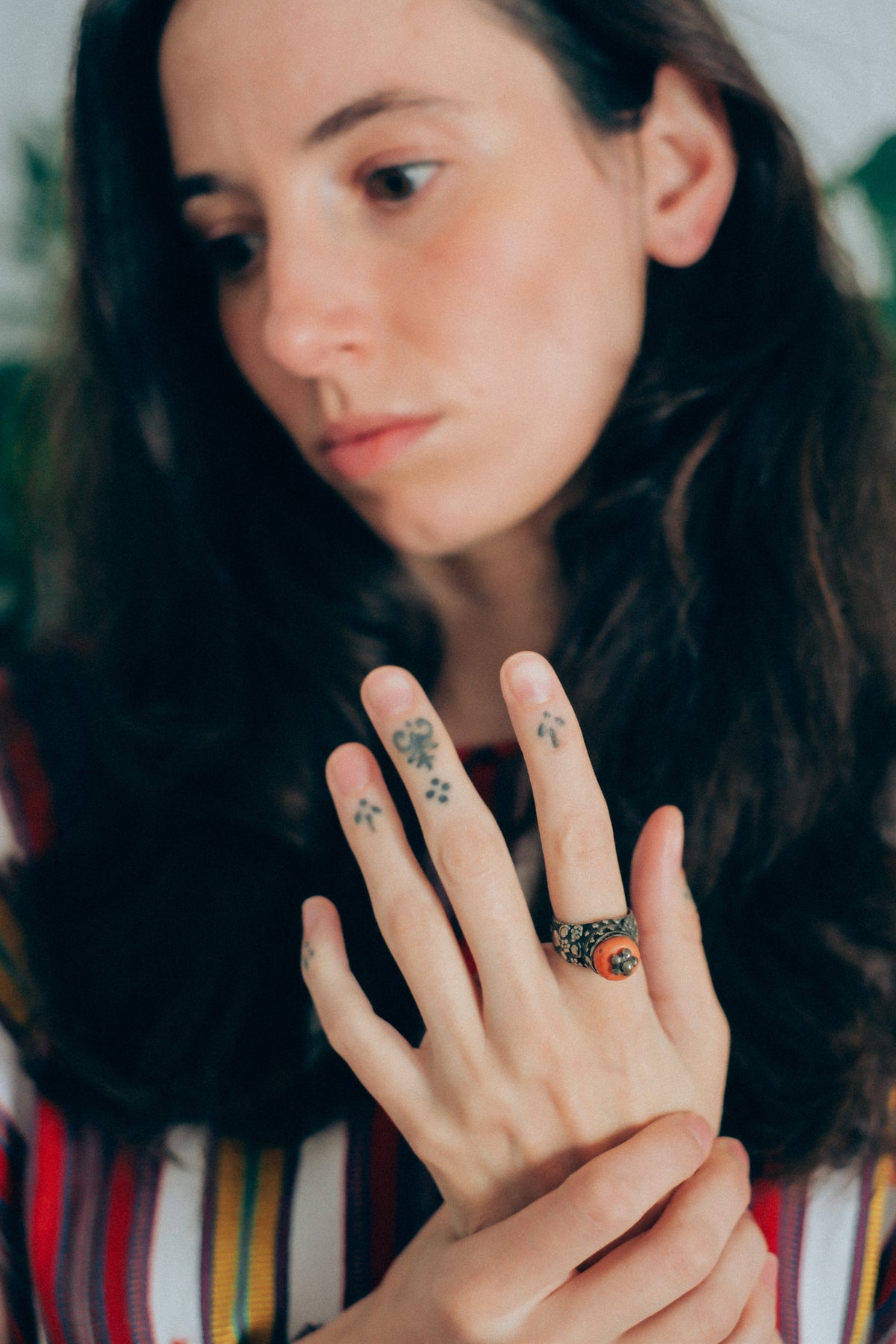 Anillo antiguo, de la primera mitad del siglo XX, realizado artesanalmente por los orfebres judíos de Yemen con plata y coral. Tiene una patina extraordinaria y se conserva en muy buen estado. Tamaño 17 Altura 2 cm Peso 10 g. Old silver ring from Yemen with coral. Lula Máiz