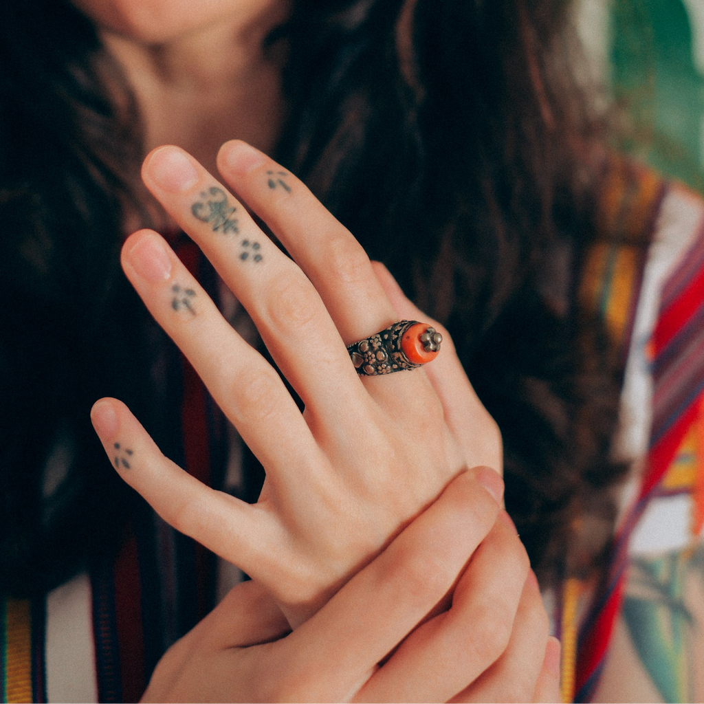 Anillo antiguo de Yemen con coral