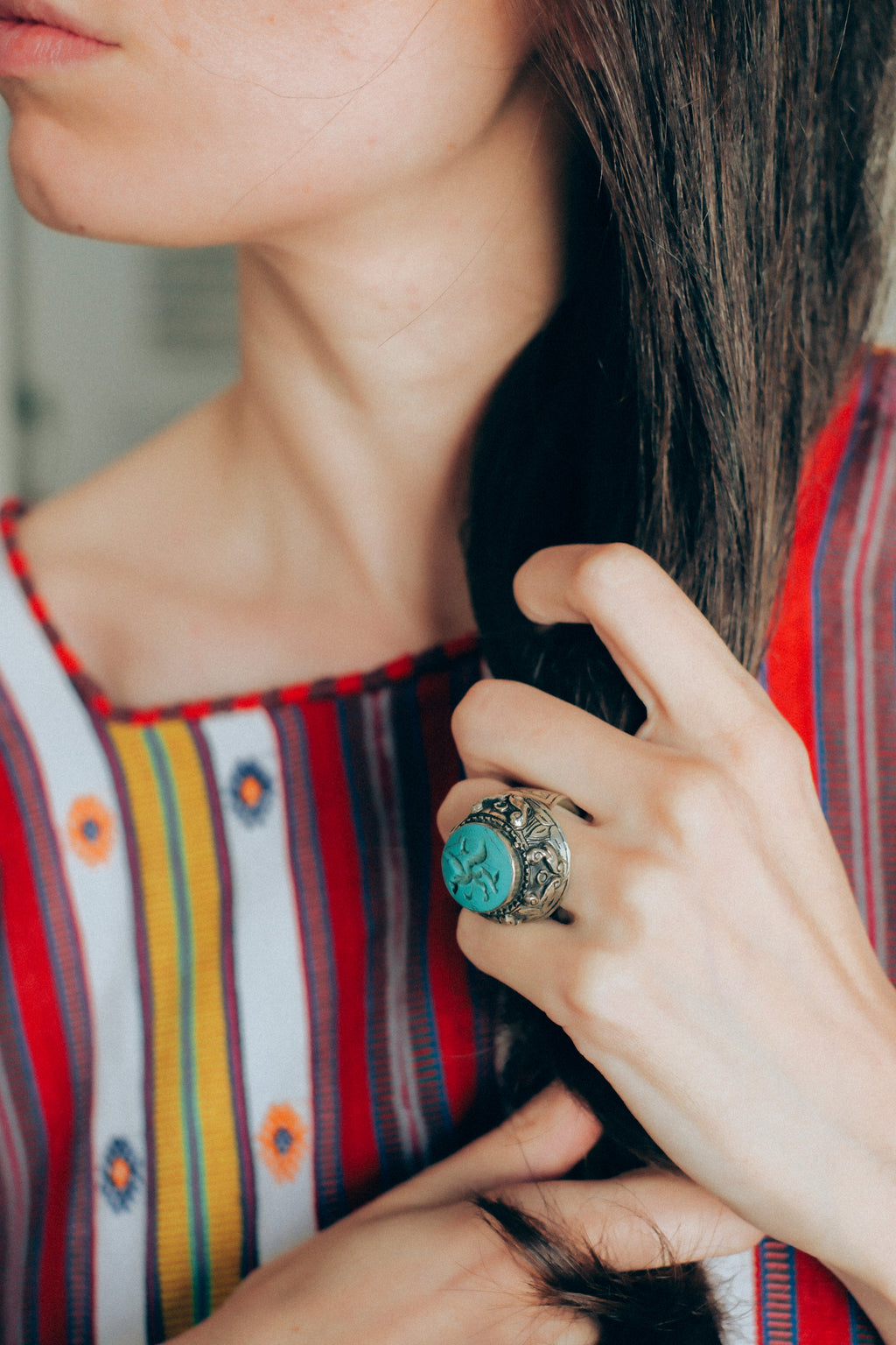 Anillo artesanal de Afganistán hecho a mano con aleación de plata, y sello zoomórfico en turquesa. Tamaño 14 Peso 21 g. Lula Máiz