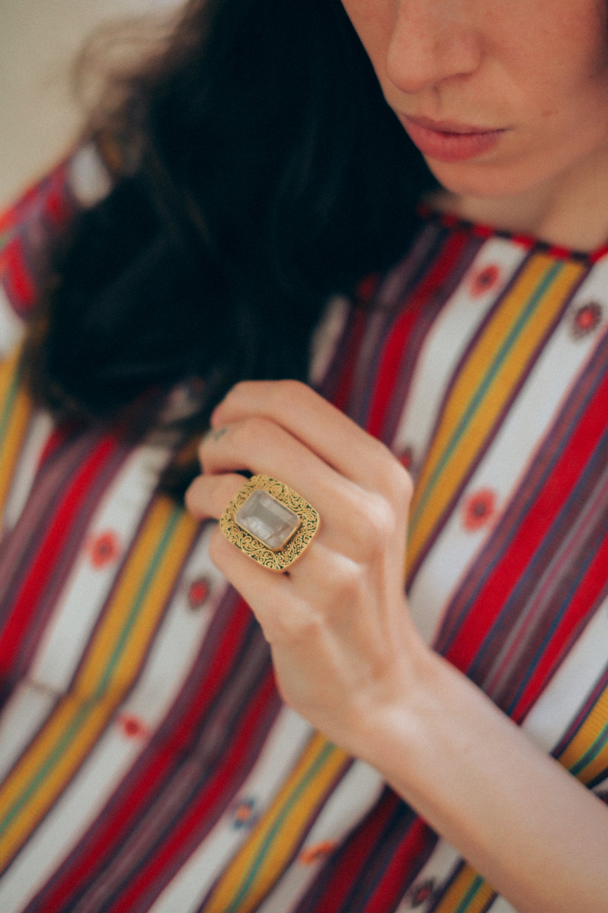 Anillo artesanal hecho a mano con plata de ley, baño de oro mateado y rutilo dorado. Tamaño ajustable ( abierto ) aproximadamente de 13 a 16 Medidas top 30 x 25 mm Peso 18 g.Handcrafted silver ring gold plated with golden rutile. Lula Máiz