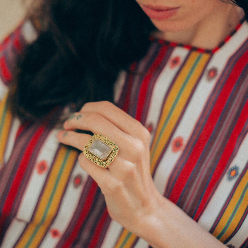 Anillo artesanal hecho a mano con plata de ley, baño de oro mateado y rutilo dorado. Tamaño ajustable ( abierto ) aproximadamente de 13 a 16 Medidas top 30 x 25 mm Peso 18 g.Handcrafted silver ring gold plated with golden rutile. Lula Máiz