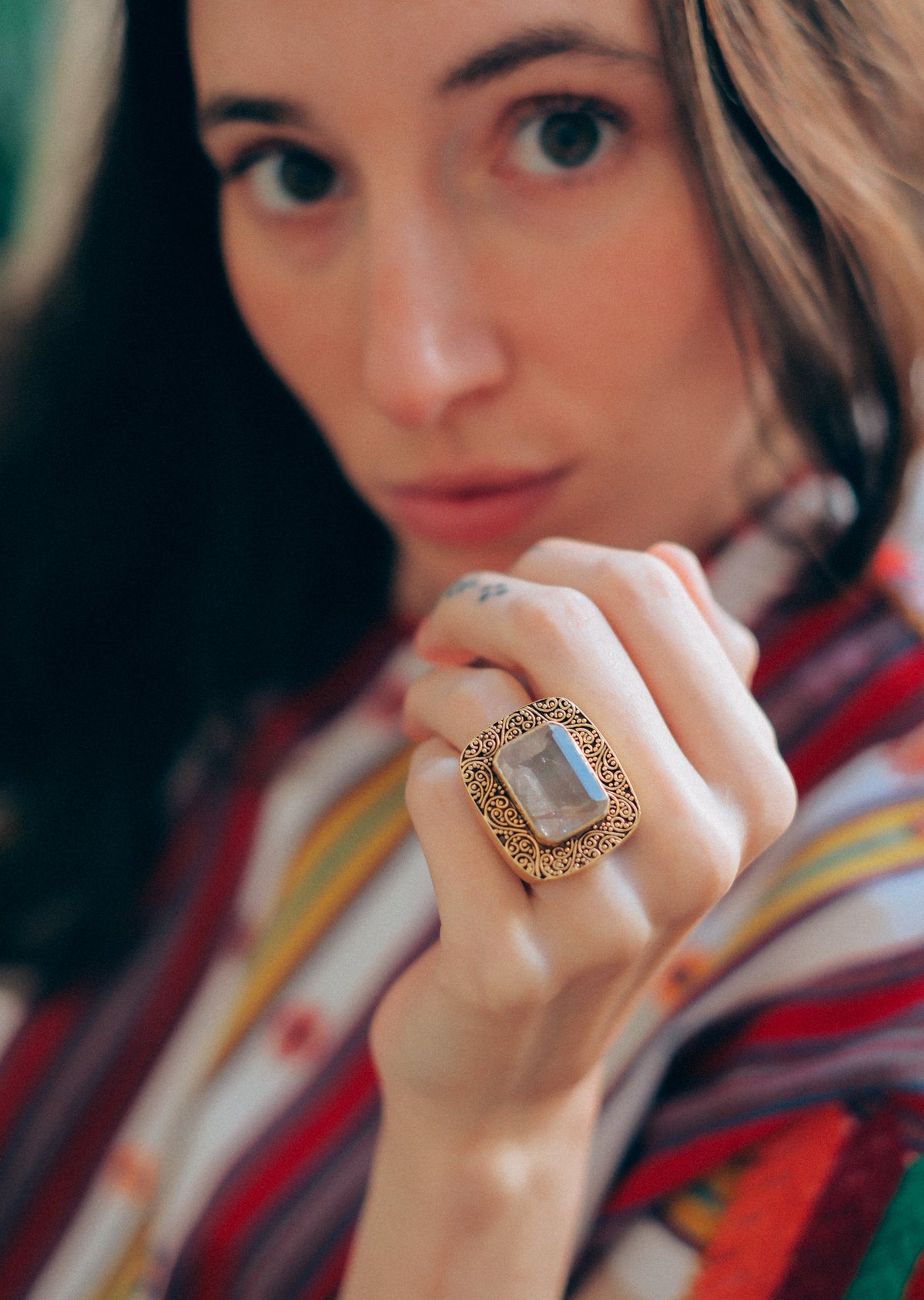 Anillo artesanal hecho a mano con plata de ley, baño de oro mateado y rutilo dorado. Tamaño ajustable ( abierto ) aproximadamente de 13 a 16 Medidas top 30 x 25 mm Peso 18 g.Handcrafted silver ring gold plated with golden rutile. Lula Máiz