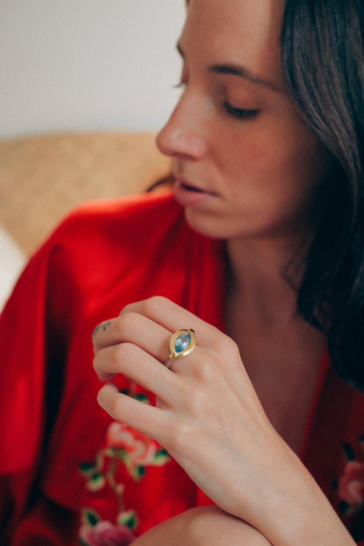 Anillo artesanal de diseño contemporáneo hecho a mano con plata de ley, oro y topacio azul facetado. Tamaño 17 Peso 12 g. Ring hand made with silver, gold and blue topaz. Lula Máiz