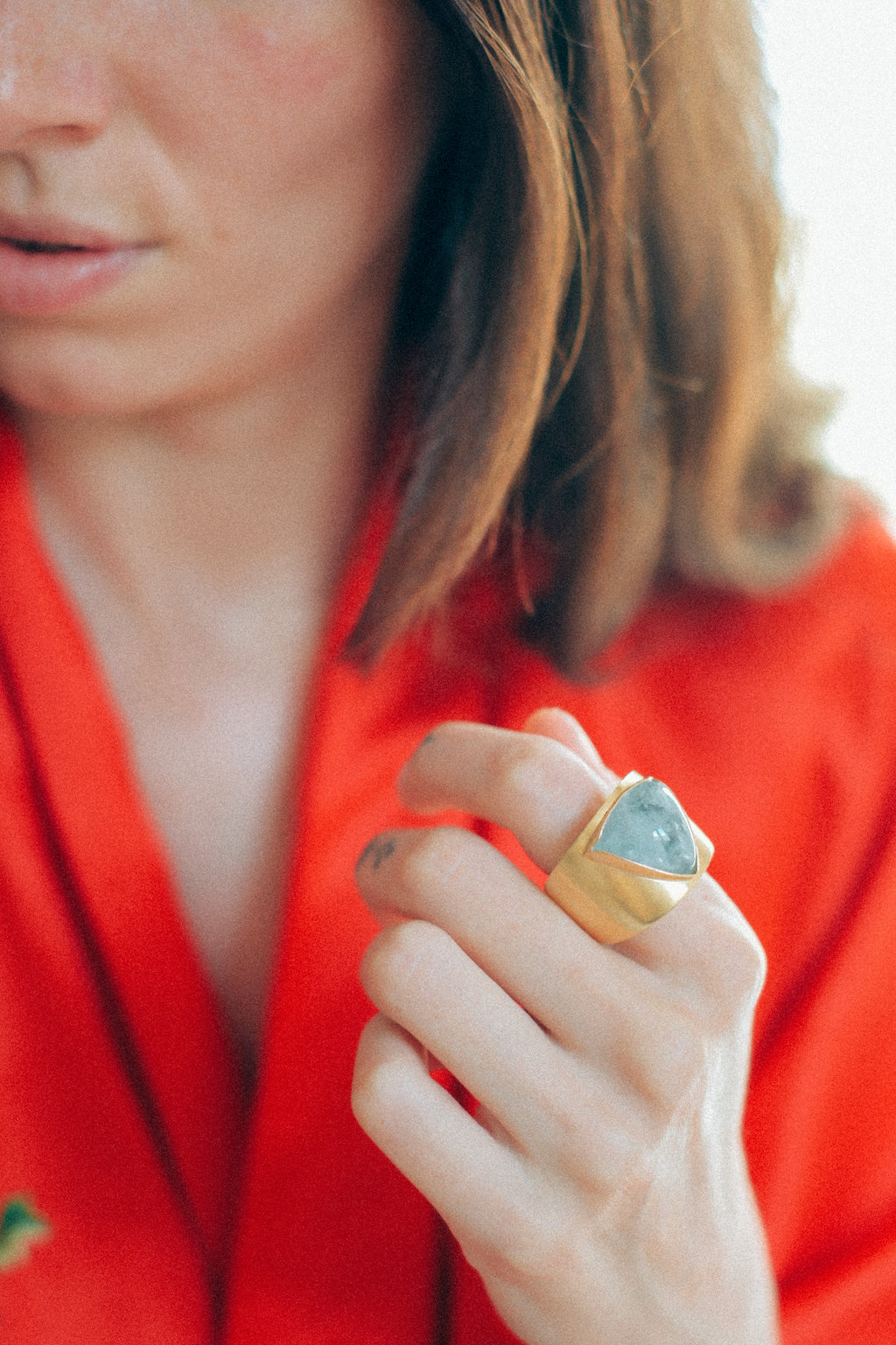 Anillo artesanal hecho a mano con oro de 18 k y aguamarina triangular. Tamaño 15 Peso 19 g. Ancho 22 mm Handcrafted gold ring with aquamarine. Lula Máiz