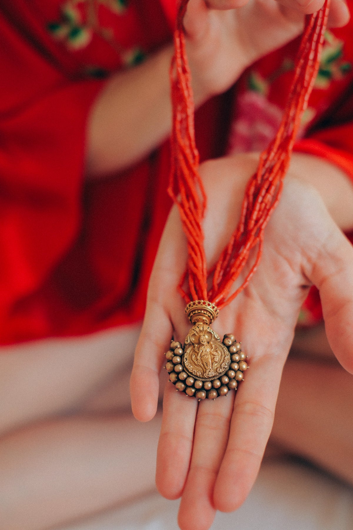 Collar con colgante antiguo de India de oro y metal en la parte posterior representando a Laksmi , diosa de la prosperidad material y espiritual para los hindúes, que simboliza la buena suerte. Esta combinado en esta pieza única de Lula Máiz con 9 vueltas de coral y cuentas de oro. El cierre es también de oro. Longitud 44 cm Medidas colgante 3´5 x 3´5 cm Peso 49 g One of a kind by Lula Máiz