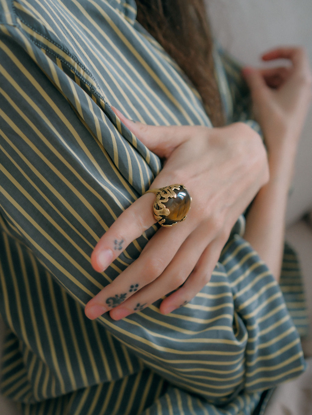 Anillo artesanal hecho a mano con plata de ley, baño de oro mateado y gran cabujón de ojo de tigre. Exquisito trabajo artesanal también en la cara interna. Tamaño 16 Medidas cabujón 35 mm x 25 mm Peso 19 g. Handmade silver ring gold plated with big tiger eye cabochon. Lula Máiz