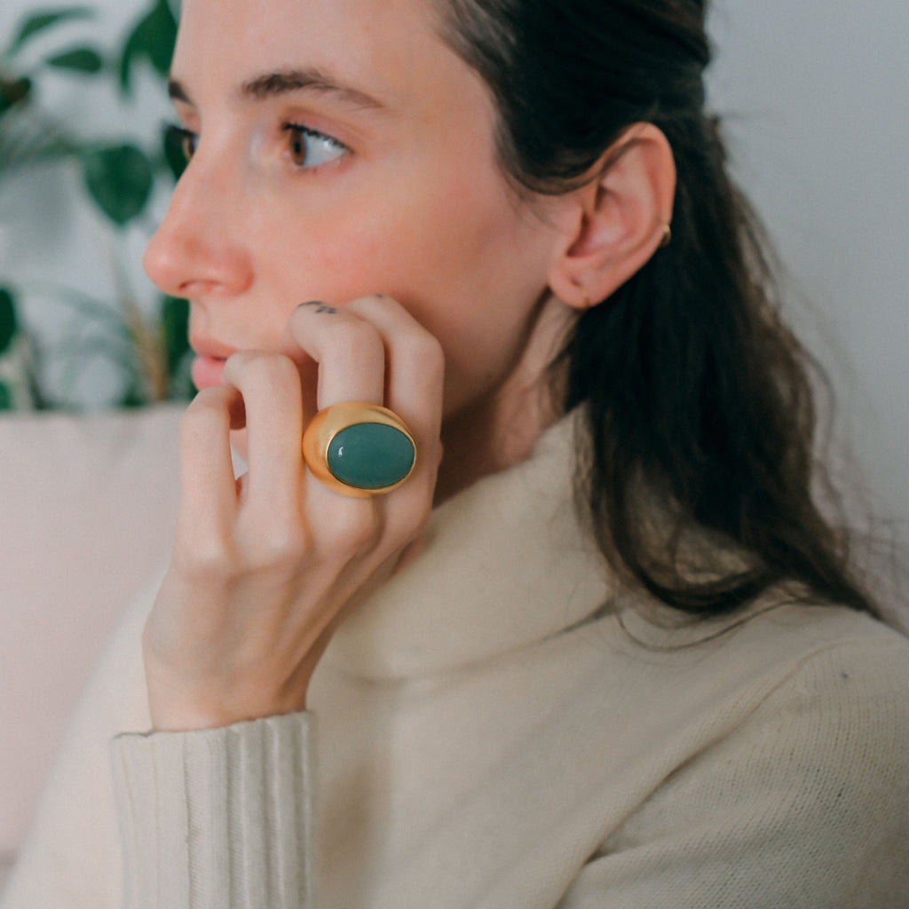 Anillo hecho a mano con plata de ley, baño de oro mateado y gran cabujón de aventurina. Tamaño 18 Medidas cabujón 25 mm x 20 mm Peso 30 g. XL gold plated silver ring with aventurine. Lula Máiz