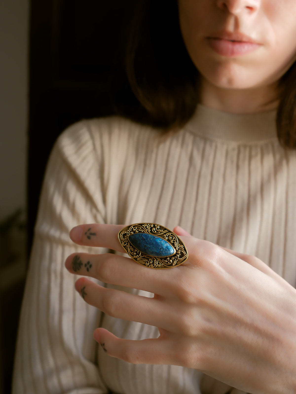 Anillo artesanal hecho a mano con plata de ley, baño de oro mateado y cabujón oval de crisocola. Tamaño 15 Peso 15 g. Handcrafted silver ring. Lula Máiz