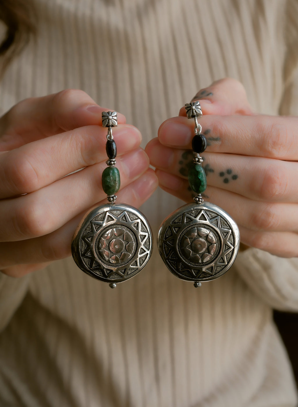 Pendientes de alpaca y cuentas de esmeralda, zafiro y plata. El top es de plata de ley con mariposa. La alpaca es mas ligera que la plata y permite hacer pendientes grandes y ligeros. Longitud 6´5 cm Diámetro pieza central 3 cm Peso 19 g. Earrings with german silver. Lula Máiz