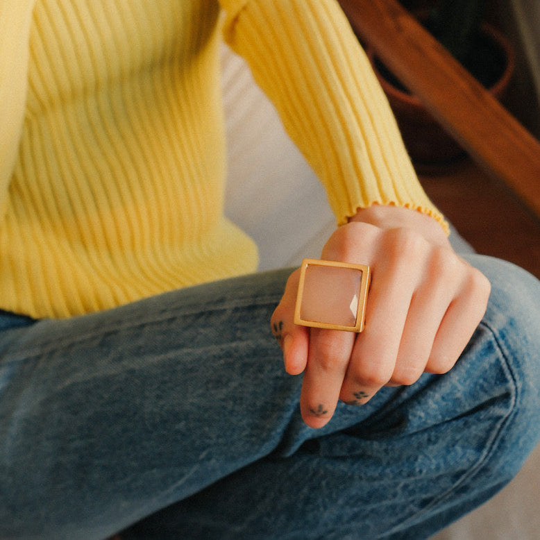 Anillo artesanal, de diseño contemporáneo , hecho a mano con plata de ley, baño de oro mateado y cuarzo rosa facetado. Tamaño 18 Medidas cuadrado 25 mm x 25 mm Peso 30 g. Square ring hand made with sterling silver gold plated with matte finish. Lula Máiz