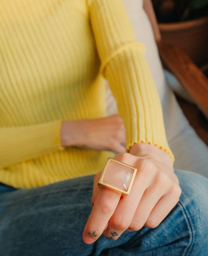 Anillo artesanal, de diseño contemporáneo , hecho a mano con plata de ley, baño de oro mateado y cuarzo rosa facetado. Tamaño 18 Medidas cuadrado 25 mm x 25 mm Peso 30 g. Square ring hand made with sterling silver gold plated with matte finish. Lula Máiz