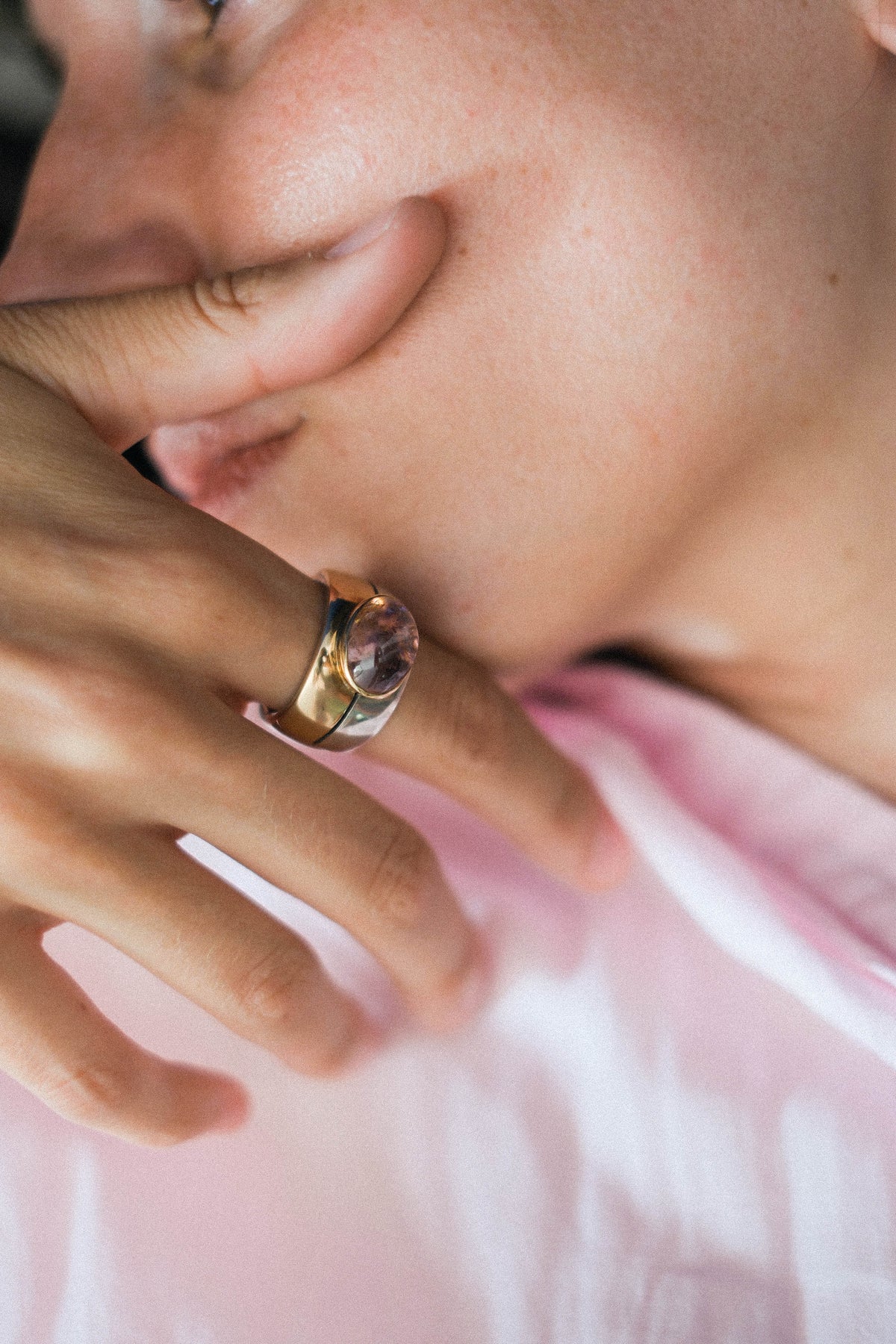 Anillo artesanal hecho a mano con plata de ley, oro en la parte superior e inferior y cabujón de turmalina rosa o rubelita.  Tamaño 16 Peso 24 g. Hand made tourmaline ring. Rubellite rings. Lula Máiz