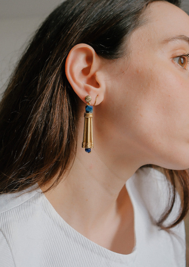 Pendientes hechos con cuentas de plata dorada artesanales y lapislazuli. El top es con sistema de presion y mariposa en la parte posterior. Longitud 5'5 cm Peso 18 gramos Earrings with gold plated silver and lapislazuli. By Lula Maiz