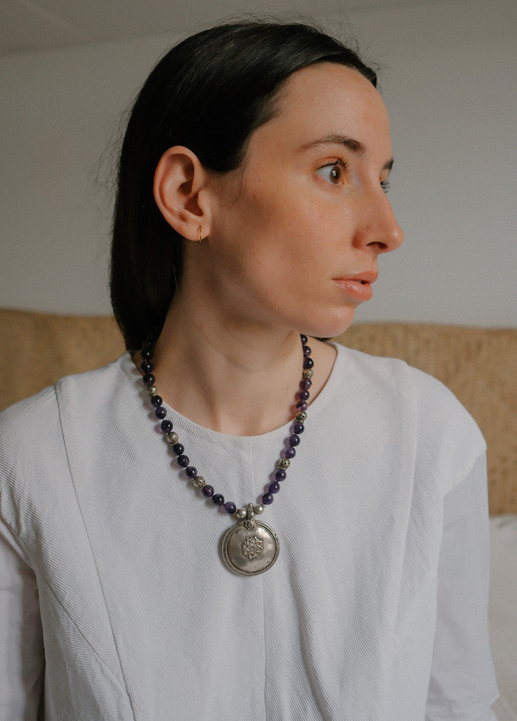Collar con colgante antiguo de plata de Rajastan, combinado con amatistas y cuentas de plata antiguas de Paquistan. El cierre es contemporaneo de plata de ley . Longitud 49 cm Diametro colgante 4'5 cm Peso 70 gr One of a kind by Lula Maiz
