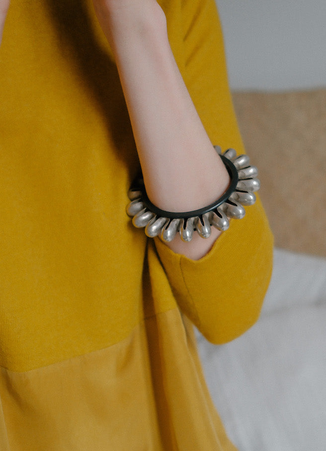 Pulsera antigua Rabari, grupo nómada que vive en India y se desplaza con sus rebaños de cabras y ovejas por Rajastan y Gujarat . Consta de una pieza de plata montada sobre un circulo de plástico. Diametro interior 7 cm / Exterior 10 cm Contorno interior 19 cm Peso 54 g Old Rabari silver bracelet. Lula Máiz