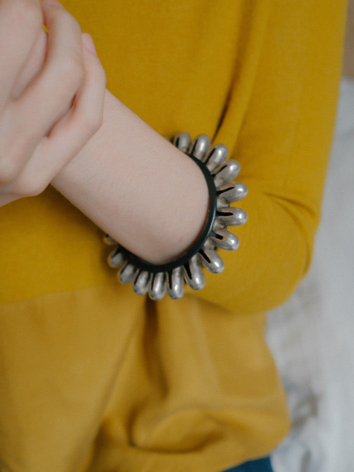Pulsera antigua Rabari, grupo nómada que vive en India y se desplaza con sus rebaños de cabras y ovejas por Rajastan y Gujarat . Consta de una pieza de plata montada sobre un circulo de plástico. Diametro interior 7 cm / Exterior 10 cm Contorno interior 19 cm Peso 54 g Old Rabari silver bracelet. Lula Máiz