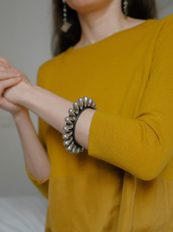 Pulsera antigua Rabari, grupo nómada que vive en India y se desplaza con sus rebaños de cabras y ovejas por Rajastan y Gujarat . Consta de una pieza de plata montada sobre un circulo de plástico. Diametro interior 7 cm / Exterior 10 cm Contorno interior 19 cm Peso 54 g Old Rabari silver bracelet. Lula Máiz