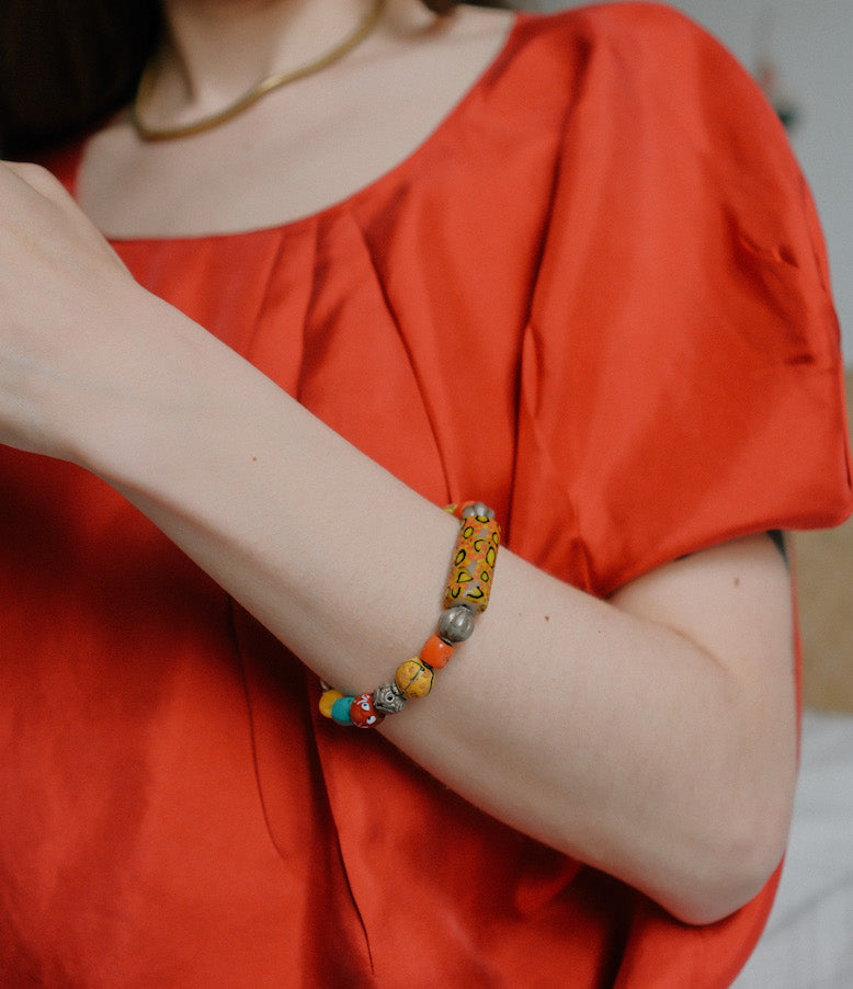 Pulsera con cuentas de trueque antiguas de vidrio de Murano, coral, turquesa, ámbar y antiguas cuentas de plata de India y Paquistan. Longitud 19 cm Peso 28 gr Bracelet with old trade beads . Lula Maiz