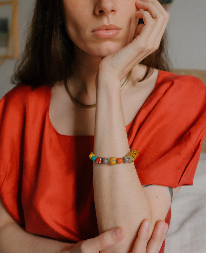 Pulsera con cuentas de trueque antiguas de vidrio de Murano, coral, turquesa, ámbar y antiguas cuentas de plata de India y Paquistan. Longitud 19 cm Peso 28 gr Bracelet with old trade beads . Lula Maiz