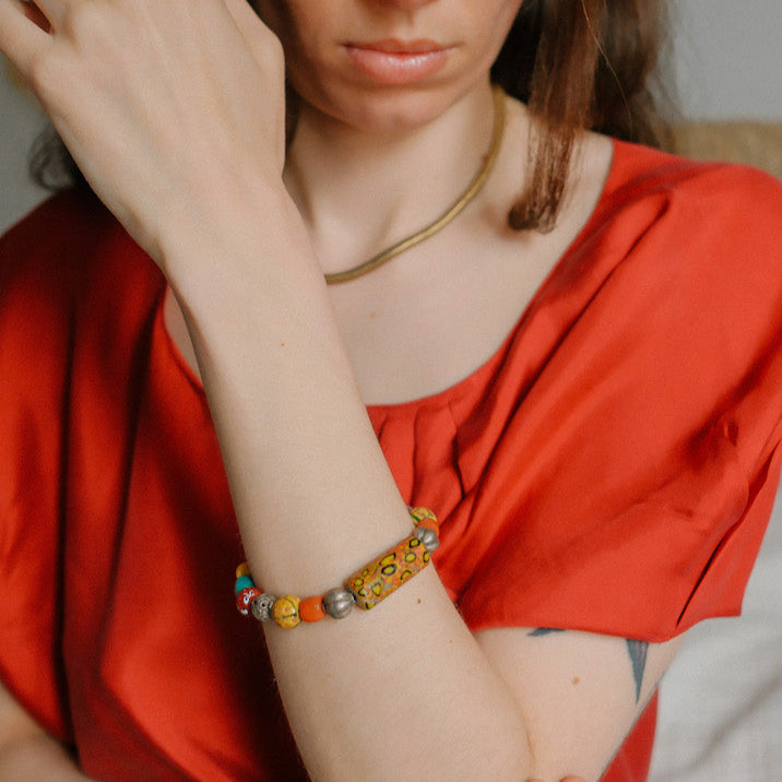Pulsera con cuentas de trueque antiguas de vidrio de Murano, coral, turquesa, ámbar y antiguas cuentas de plata de India y Paquistan. Longitud 19 cm Peso 28 gr Bracelet with old trade beads . Lula Maiz