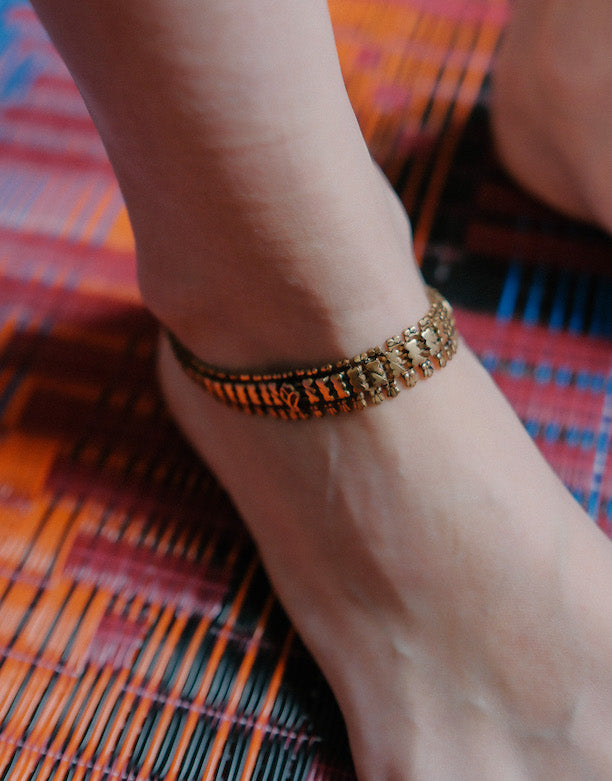 Tobillera antigua de India, hecha a mano con plata dorada. Longitud 28 cm Peso 28 gr Old silver anklet gold plated from India .Lula Maiz