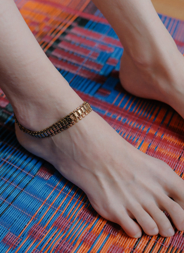 Tobillera antigua de India, hecha a mano con plata dorada. Longitud 28 cm Peso 28 gr Old silver anklet gold plated from India .Lula Maiz