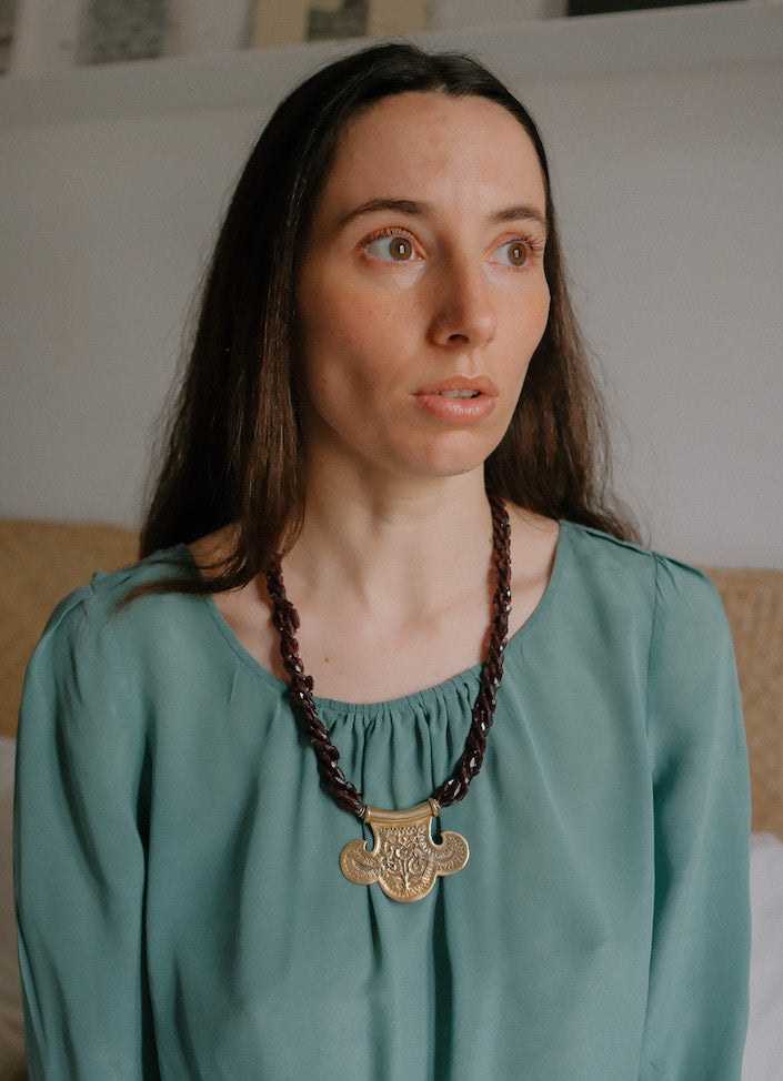 Collar con colgante artesanal hecho a mano con plata de ley dorada y motivos florales, combinada con cuatro vueltas de granates facetados. El cierre es tambien artesanal , de plata de ley dorada. Longitud aproximada 60 cm Medidas colgante 45 cm x 70 cm Peso 120 gr One of a kind by Lula Maiz.