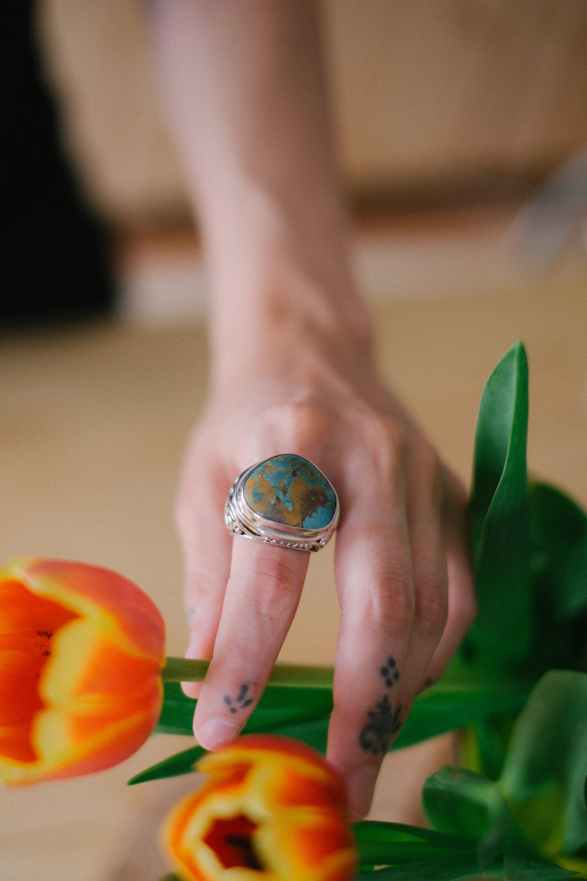 Anillo artesanal hecho a mano con plata de ley y cabujón de crisocola. Tamaño 25 Peso 23 g. Handcrafted silver ring with chrysocolla.