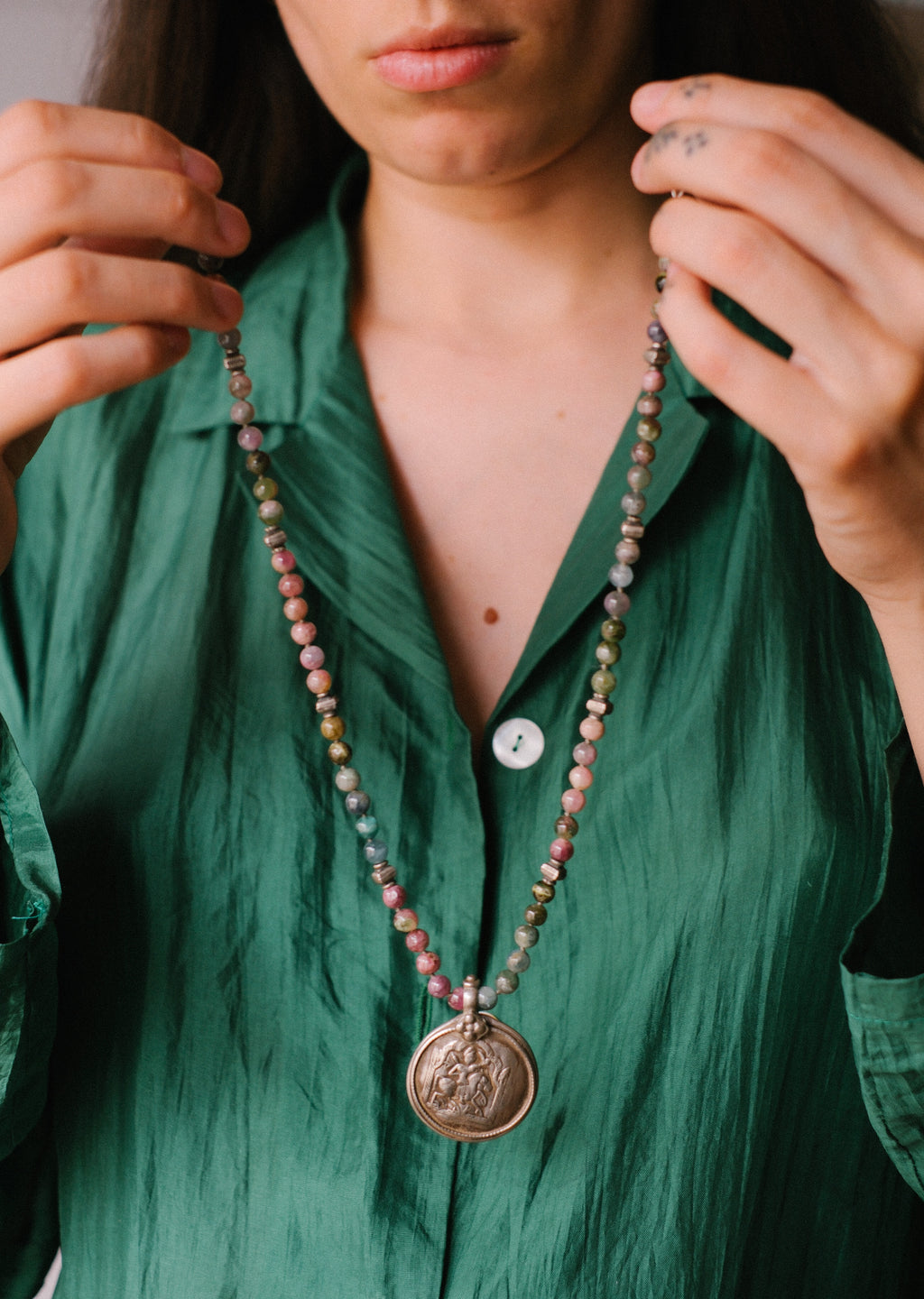 Collar diseñado por Lula Máiz con antiguo colgante de plata, representando a  Baba Ramdev, gobernante del Rajastan en el S XIV, considerado como una encarnación del dios hindú Vishnu.   Esta engarzado en esta pieza única con turmalinas multicolores y cuentas de plata de ley. El cierre de mosquetón  es contemporáneo, también de plata. Pieza única de Lula Máiz. One of a kind by Lula Máiz