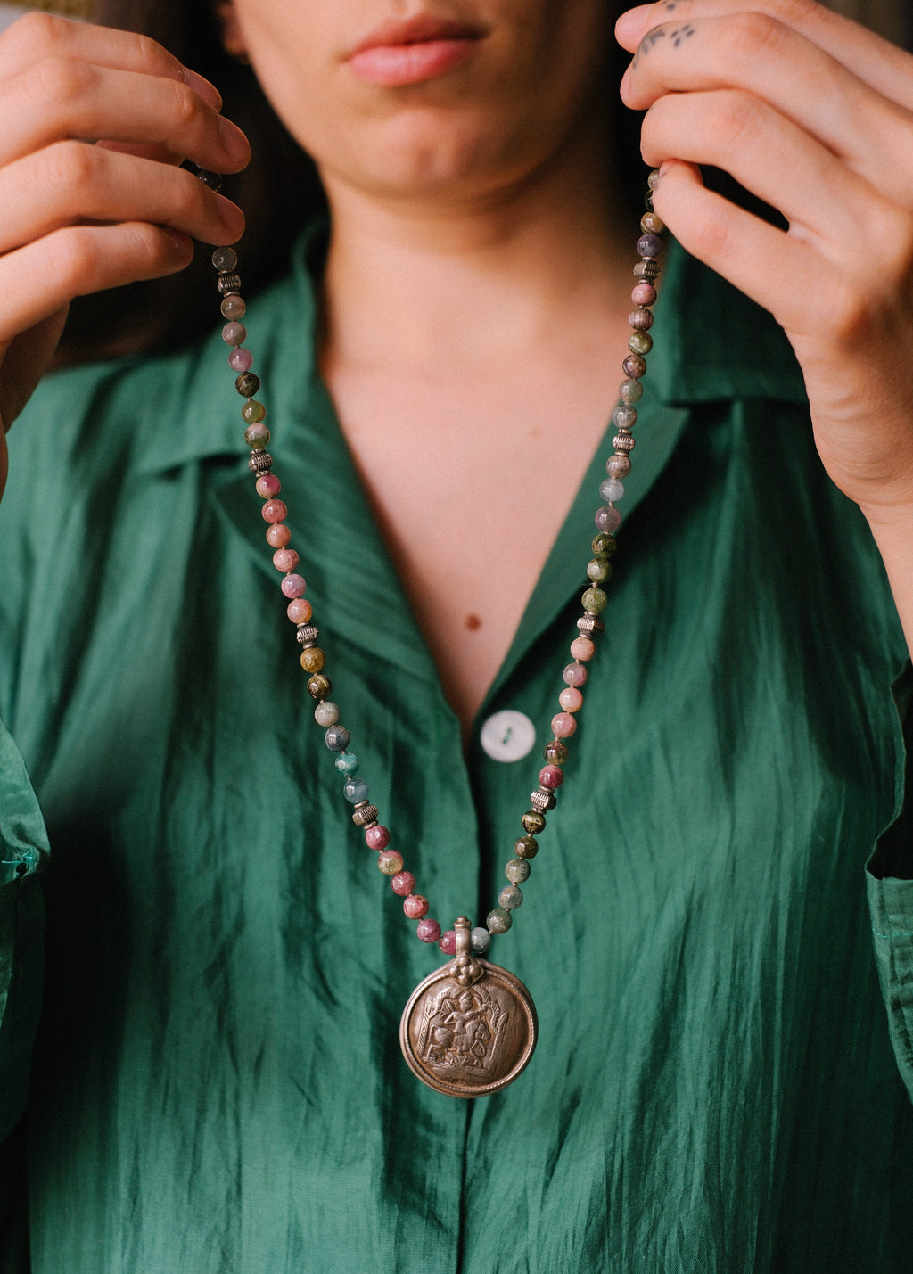 Collar diseñado por Lula Máiz con antiguo colgante de plata, representando a  Baba Ramdev, gobernante del Rajastan en el S XIV, considerado como una encarnación del dios hindú Vishnu.   Esta engarzado en esta pieza única con turmalinas multicolores y cuentas de plata de ley. El cierre de mosquetón  es contemporáneo, también de plata. Pieza única de Lula Máiz. One of a kind by Lula Máiz