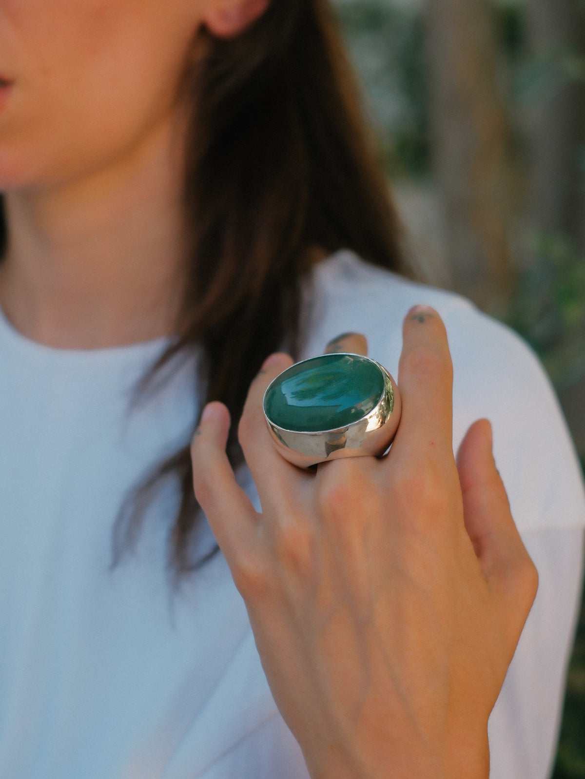 Anillo artesanal hecho a mano con plata de ley y gran cabujón de aventurina. Tamaño 23 Peso 55 g Medidas aventurina 40 mm x 30 mm XXL ring hand made with silver and big aventurine cabochon. Lula Máiz