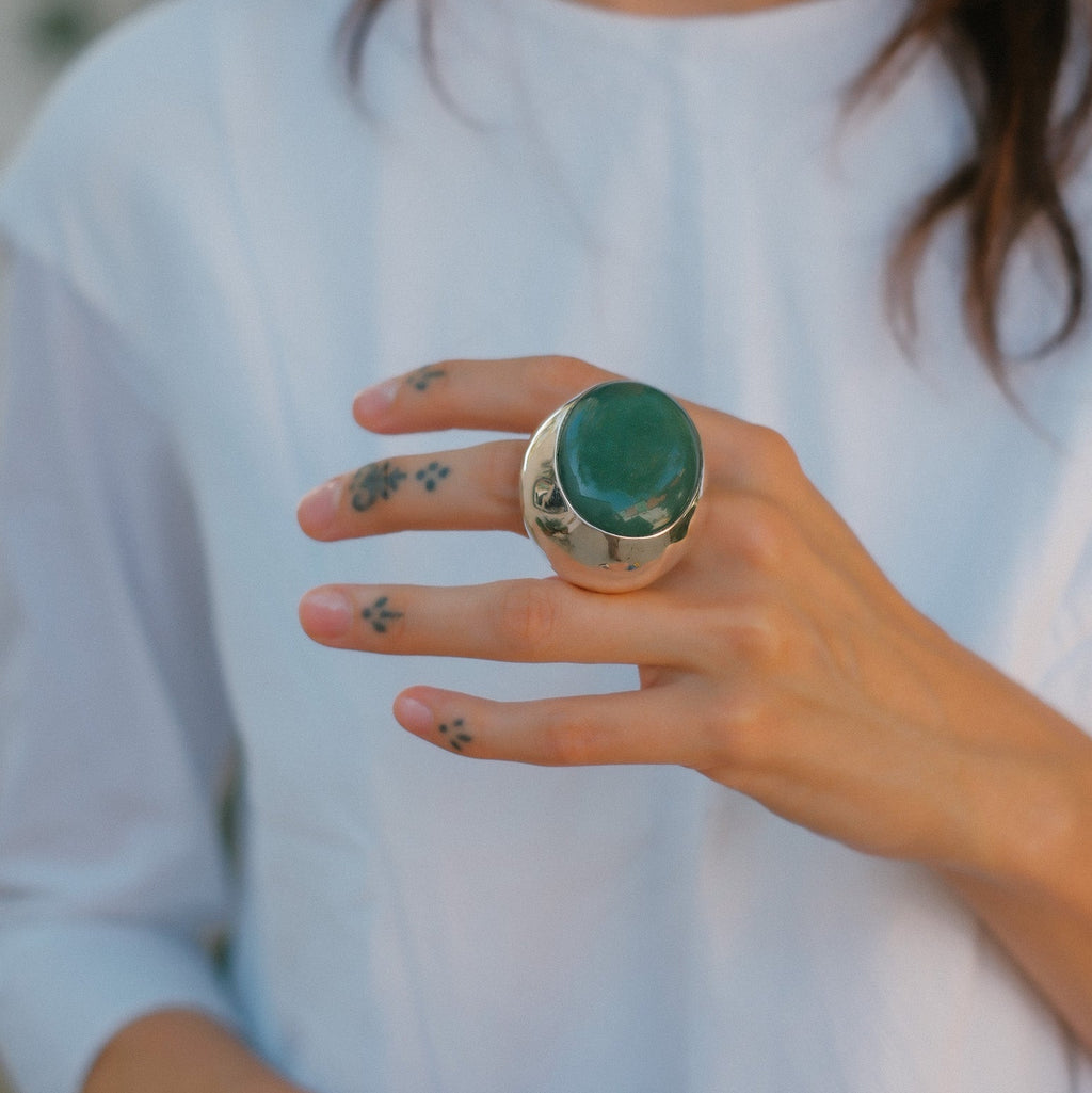 Anillo artesanal hecho a mano con plata de ley y gran cabujón de aventurina. Tamaño 23 Peso 55 g Medidas aventurina 40 mm x 30 mm XXL ring hand made with silver and big aventurine cabochon. Lula Máiz