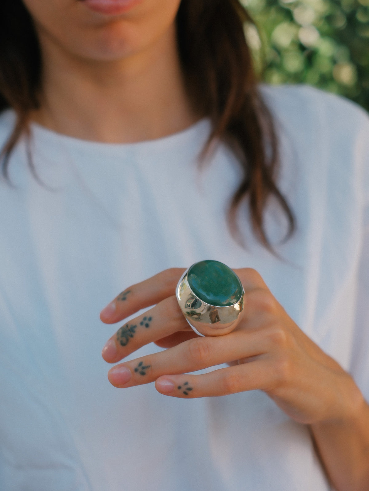 Anillo artesanal hecho a mano con plata de ley y gran cabujón de aventurina. Tamaño 23 Peso 55 g Medidas aventurina 40 mm x 30 mm XXL ring hand made with silver and big aventurine cabochon. Lula Máiz