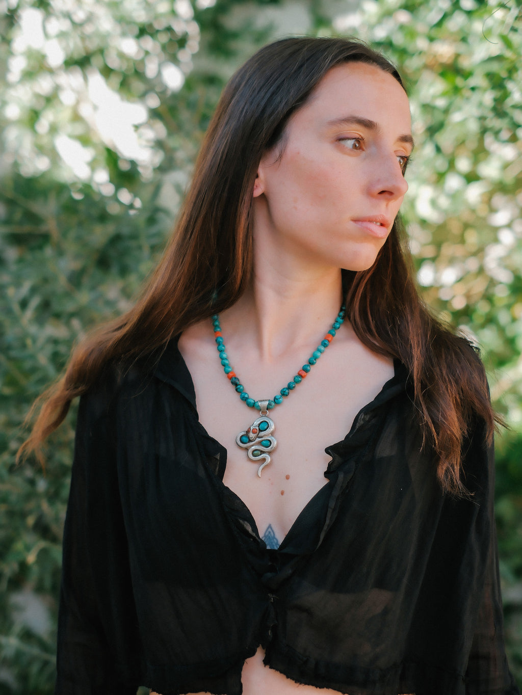 Collar con turquesas, coral y colgante tibetano hecho a mano con plata, coral y turquesas, representando una serpiente, animal que simboliza la renovacion, transformacion y sabiduria. La parte posterior tiene un exquisito trabajo artesanal, y puede ser usado por ambos lados. El cierre es de plata de ley. Longitud 51 cm Peso 56 g One of a kind by Lula Máiz