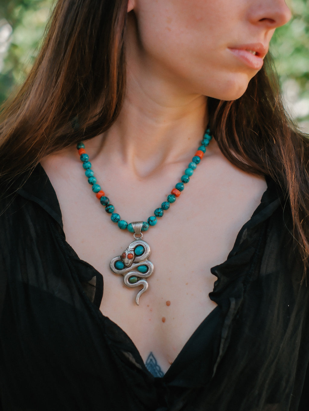 Collar con turquesas, coral y colgante tibetano hecho a mano con plata, coral y turquesas, representando una serpiente, animal que simboliza la renovacion, transformacion y sabiduria. La parte posterior tiene un exquisito trabajo artesanal, y puede ser usado por ambos lados. El cierre es de plata de ley. Longitud 51 cm Peso 56 g One of a kind by Lula Máiz