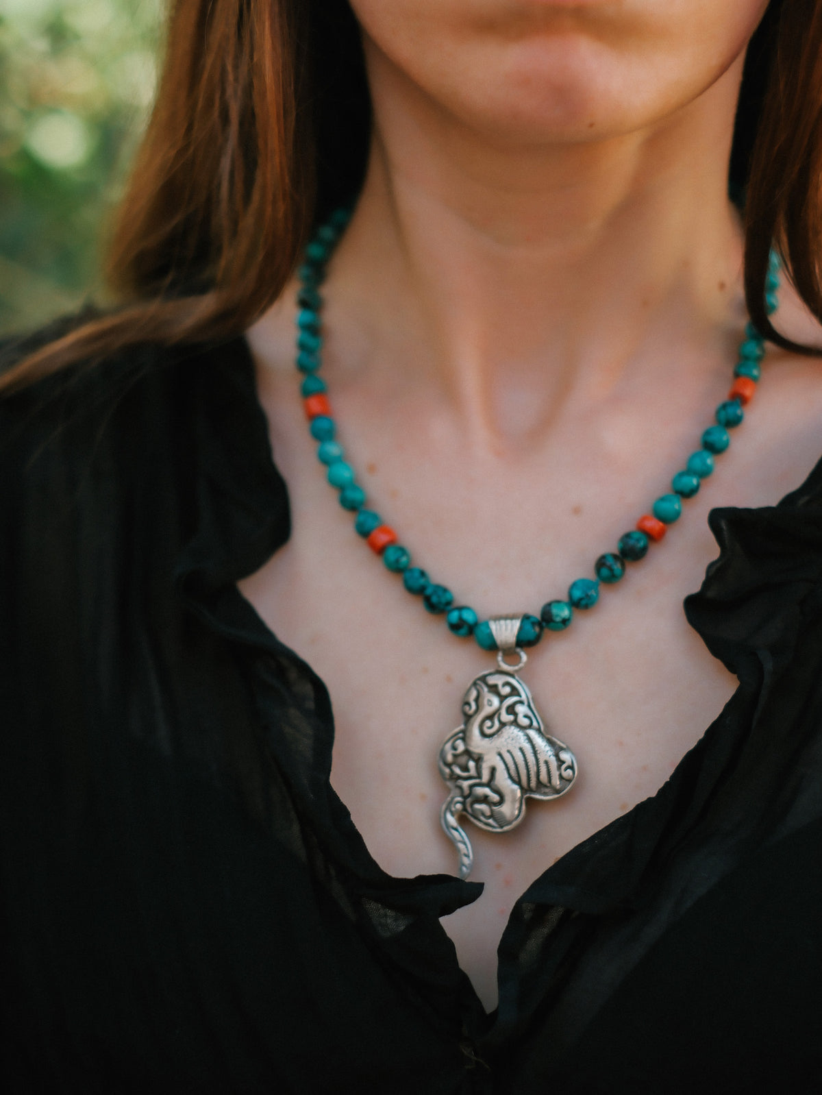 Collar con turquesas, coral y colgante tibetano hecho a mano con plata, coral y turquesas, representando una serpiente, animal que simboliza la renovacion, transformacion y sabiduria. La parte posterior tiene un exquisito trabajo artesanal, y puede ser usado por ambos lados. El cierre es de plata de ley. Longitud 51 cm Peso 56 g One of a kind by Lula Máiz